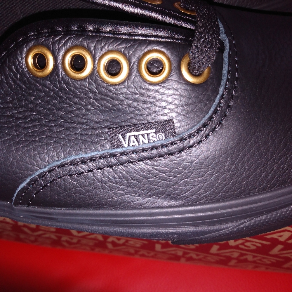 Mens vans leather sneakers  sz 7